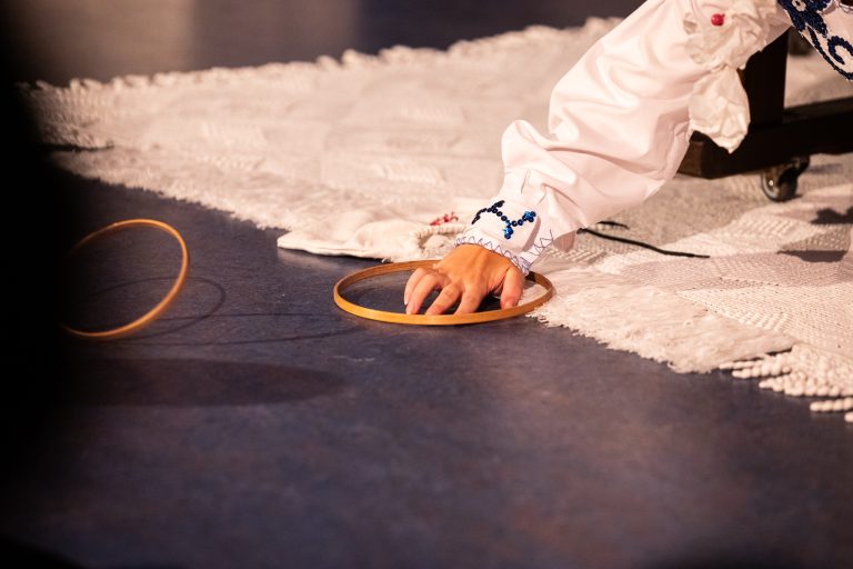 Teatro para Bebés - Prodção: Krisálida - Direção Artística, Encenação e Cocriação - Carla Magalhães | Cocriação e Interpretação - Raquel Ribeiro | Desenho de Luz - Rui Gonçalves | Criação Musical - Filipe Miranda | Figurinos - Isabel Lima | Cenografia - Carla Magalhães e Porfírio Barbosa | Design Gráfico - Helena Soares | Vídeo - Márcio Lima | Operação Técnica - Francisco Moiteiro - Casa da Juventude - Município de Esposende