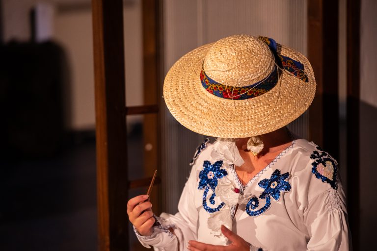 Teatro para Bebés - Prodção: Krisálida - Direção Artística, Encenação e Cocriação - Carla Magalhães | Cocriação e Interpretação - Raquel Ribeiro | Desenho de Luz - Rui Gonçalves | Criação Musical - Filipe Miranda | Figurinos - Isabel Lima | Cenografia - Carla Magalhães e Porfírio Barbosa | Design Gráfico - Helena Soares | Vídeo - Márcio Lima | Operação Técnica - Francisco Moiteiro - Casa da Juventude - Município de Esposende