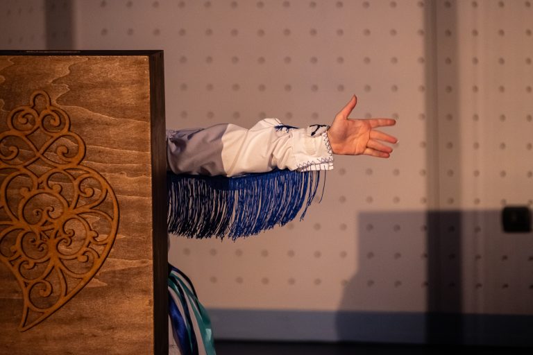 Teatro para Bebés - Prodção: Krisálida - Direção Artística, Encenação e Cocriação - Carla Magalhães | Cocriação e Interpretação - Raquel Ribeiro | Desenho de Luz - Rui Gonçalves | Criação Musical - Filipe Miranda | Figurinos - Isabel Lima | Cenografia - Carla Magalhães e Porfírio Barbosa | Design Gráfico - Helena Soares | Vídeo - Márcio Lima | Operação Técnica - Francisco Moiteiro - Casa da Juventude - Município de Esposende