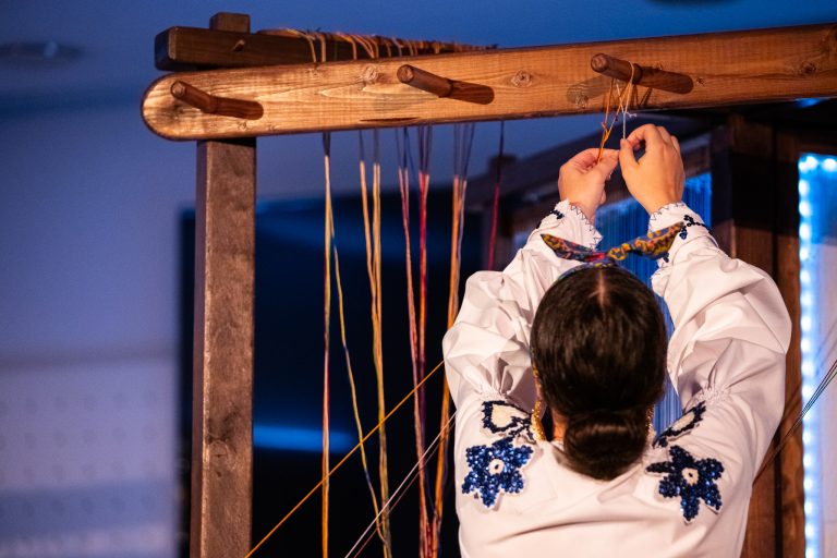 Teatro para Bebés - Prodção: Krisálida - Direção Artística, Encenação e Cocriação - Carla Magalhães | Cocriação e Interpretação - Raquel Ribeiro | Desenho de Luz - Rui Gonçalves | Criação Musical - Filipe Miranda | Figurinos - Isabel Lima | Cenografia - Carla Magalhães e Porfírio Barbosa | Design Gráfico - Helena Soares | Vídeo - Márcio Lima | Operação Técnica - Francisco Moiteiro - Casa da Juventude - Município de Esposende